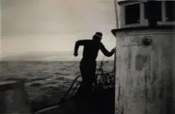Mann ved båtrekka