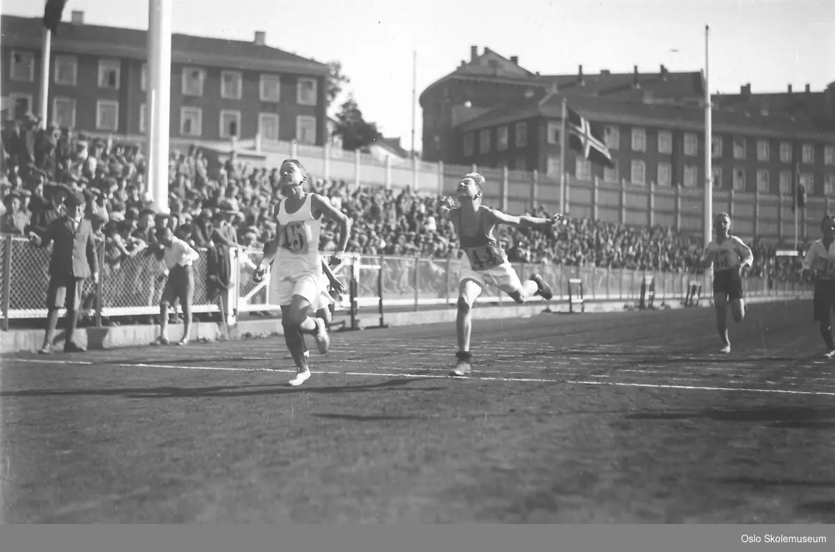Elever løper om kapp på skoleidrettstevne på Bislett stadion.