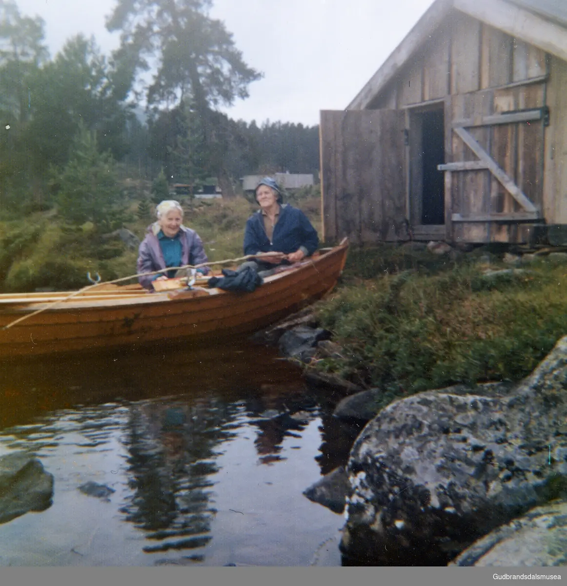Marie Dahl og Kari Snerle i båten ved naustet, Flatningen?
Eier Pål Arne Snerle. Vågå.