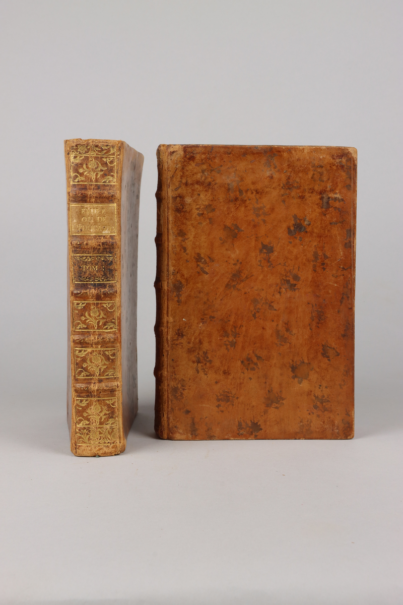 Bok, "Émile, ou de l'éducation", del 1-2. Skinnband med guldpräglad rygg i fem upphöjda bind, rött snitt, marmorerat papper på pärmarnas insida.