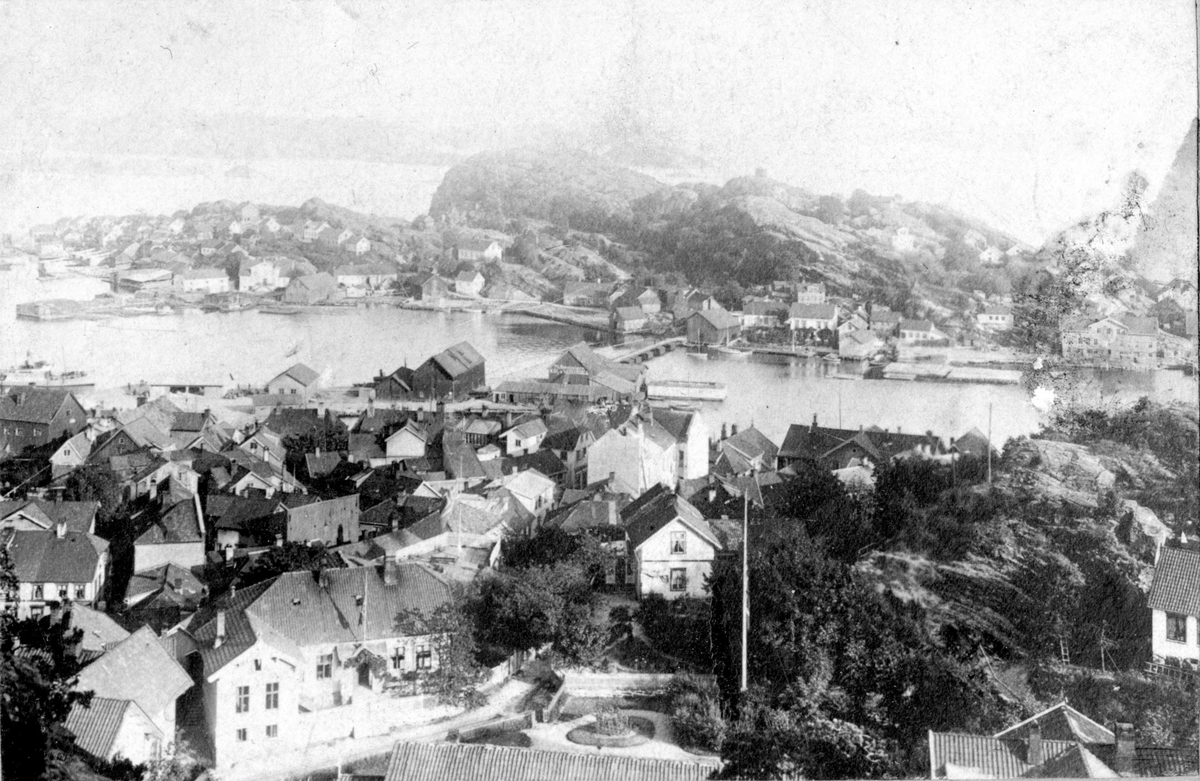 Postkort fra Kragerø by. Ser Schweigaardsparken og hele Øya.
