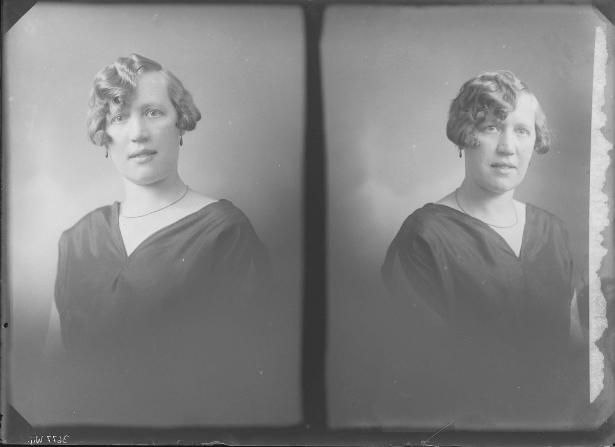 Fotografering beställd av Eklund. Föreställer Märta Sofia Cecilia Olander (1895-). Passfoto. Hon utvandrade till Amerika den 18 november 1927.