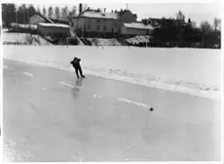 Skøyteløp på Skreia Idrettsplass 1947. Birger Nergård går 15