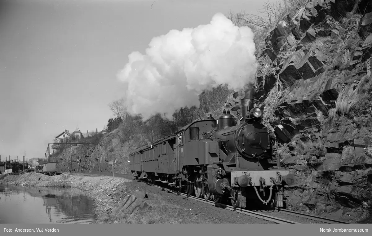 Damplokomotiv type 32a nr. 290 med lokaltog fra Bergen ved Fløen mellom Kronstad og Bergen stasjoner