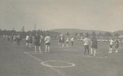 Elever fra Vaterland skole på idrettsstadion.