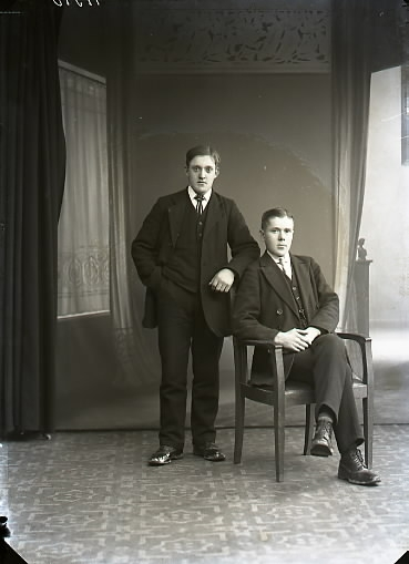 Ateljébild av två unga män. Beställare: John Andrén. Källstorp nr 8, Backa.