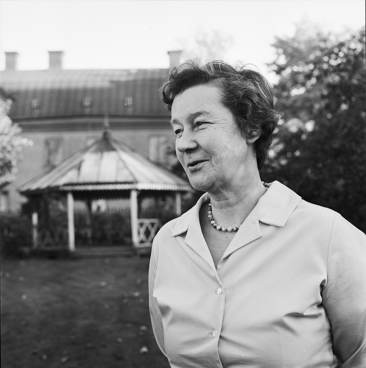 Kvinna utanför Borgarhemmet, Uppsala 1962