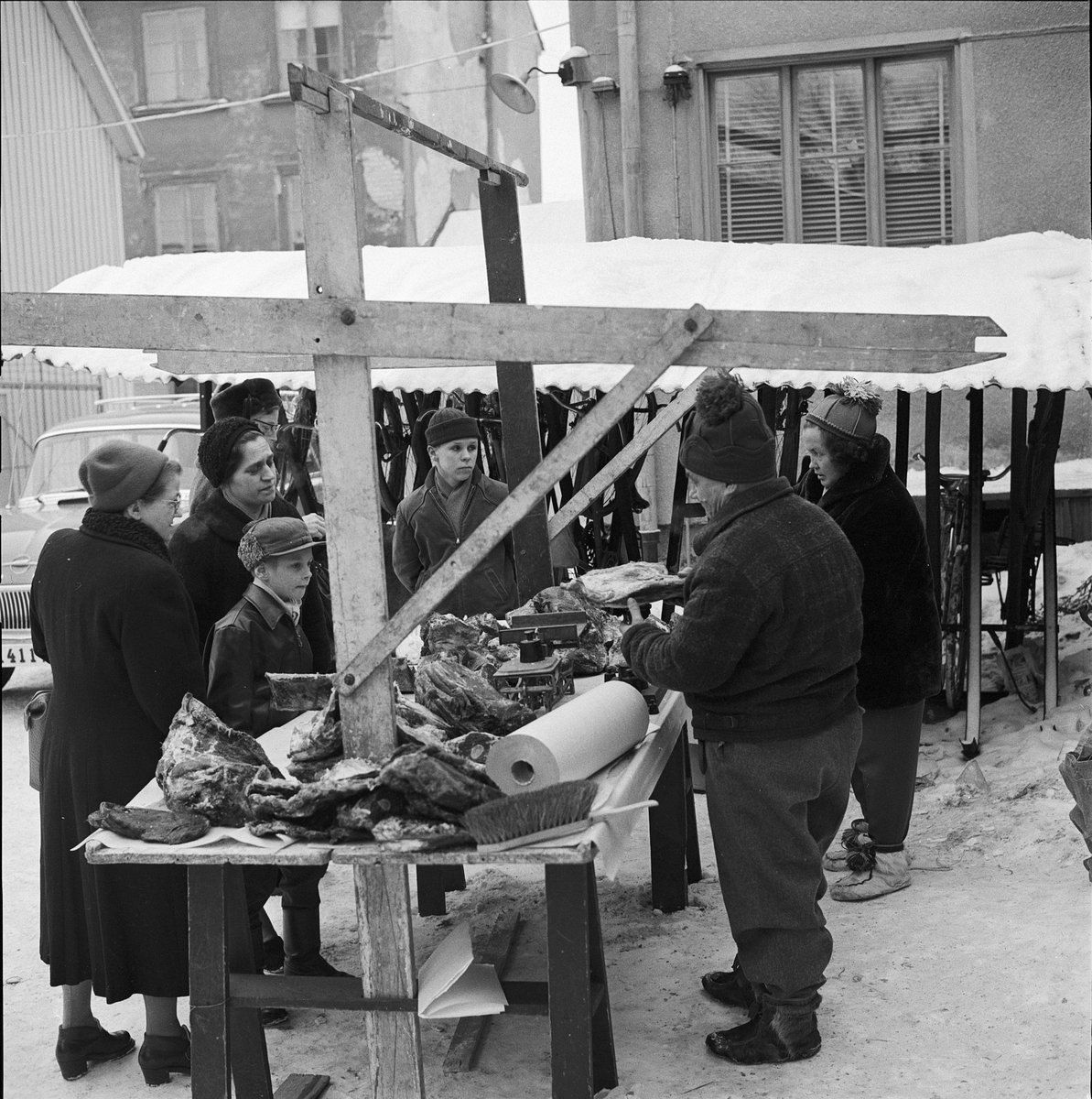 Thomasson säljer renkött på Distingsmarknaden, wolrathska gården, Uppsala 1960