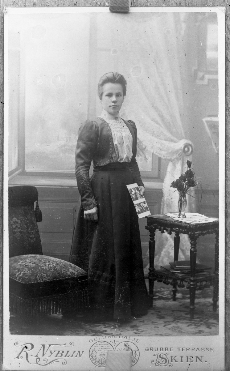 Avfotografering, portrett av kvinne. Trolig tatt på slutten av 1890-tallet, tidlig 1900-tallet

Fotosamling etter fotograf og skogsarbeider Ole Romsdalen (f. 23.02.1893).