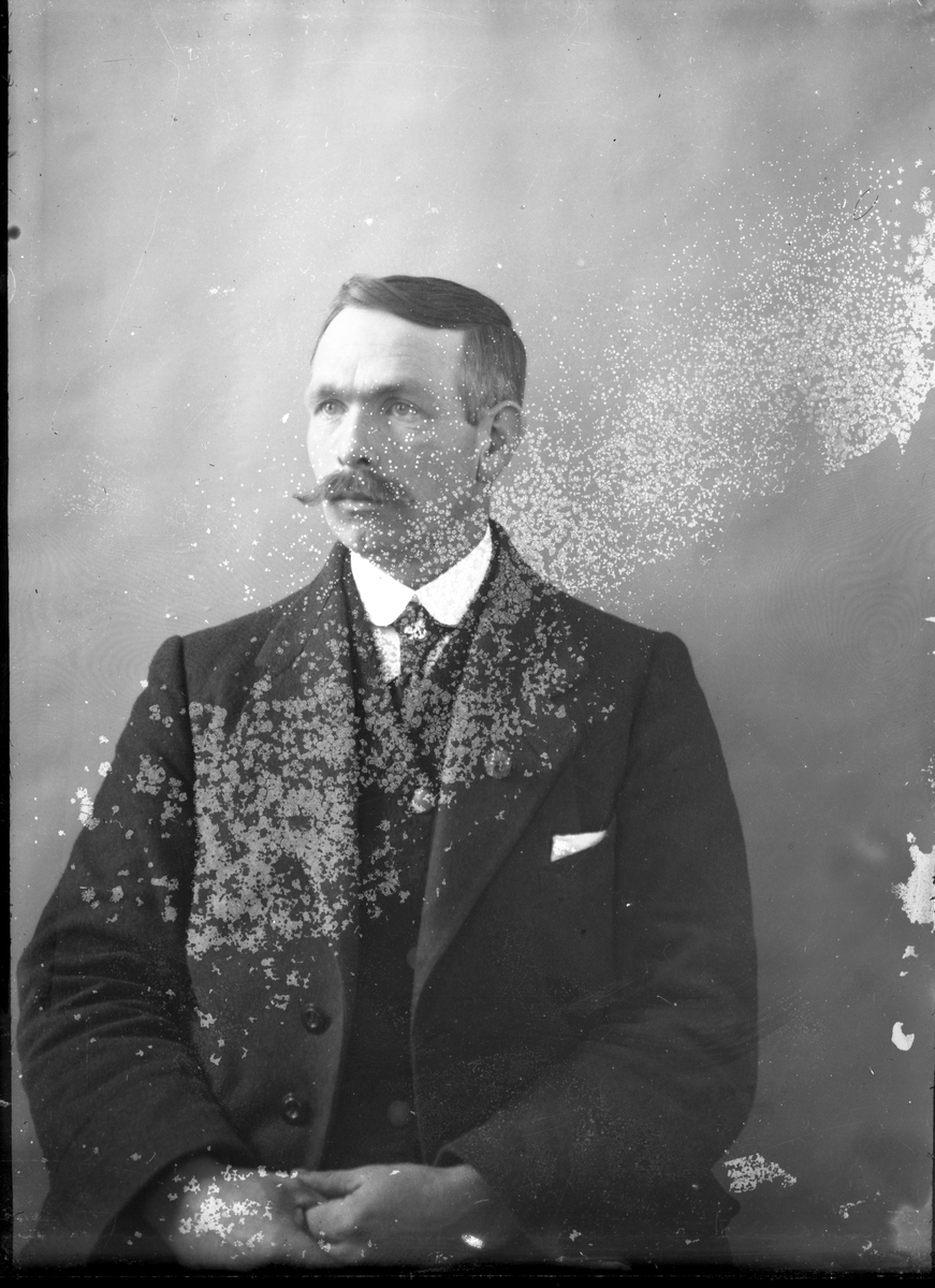 Portrett av mann. P

Fotosamling etter fotograf og skogsarbeider Ole Romsdalen (f. 23.02.1893).