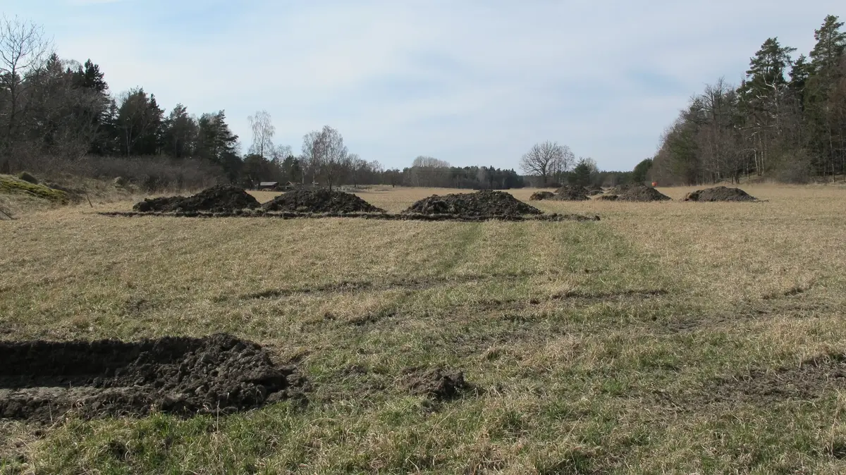 Sökschaktning i samband med arkeologisk utredning på Värmdö Prästgård 2:1.