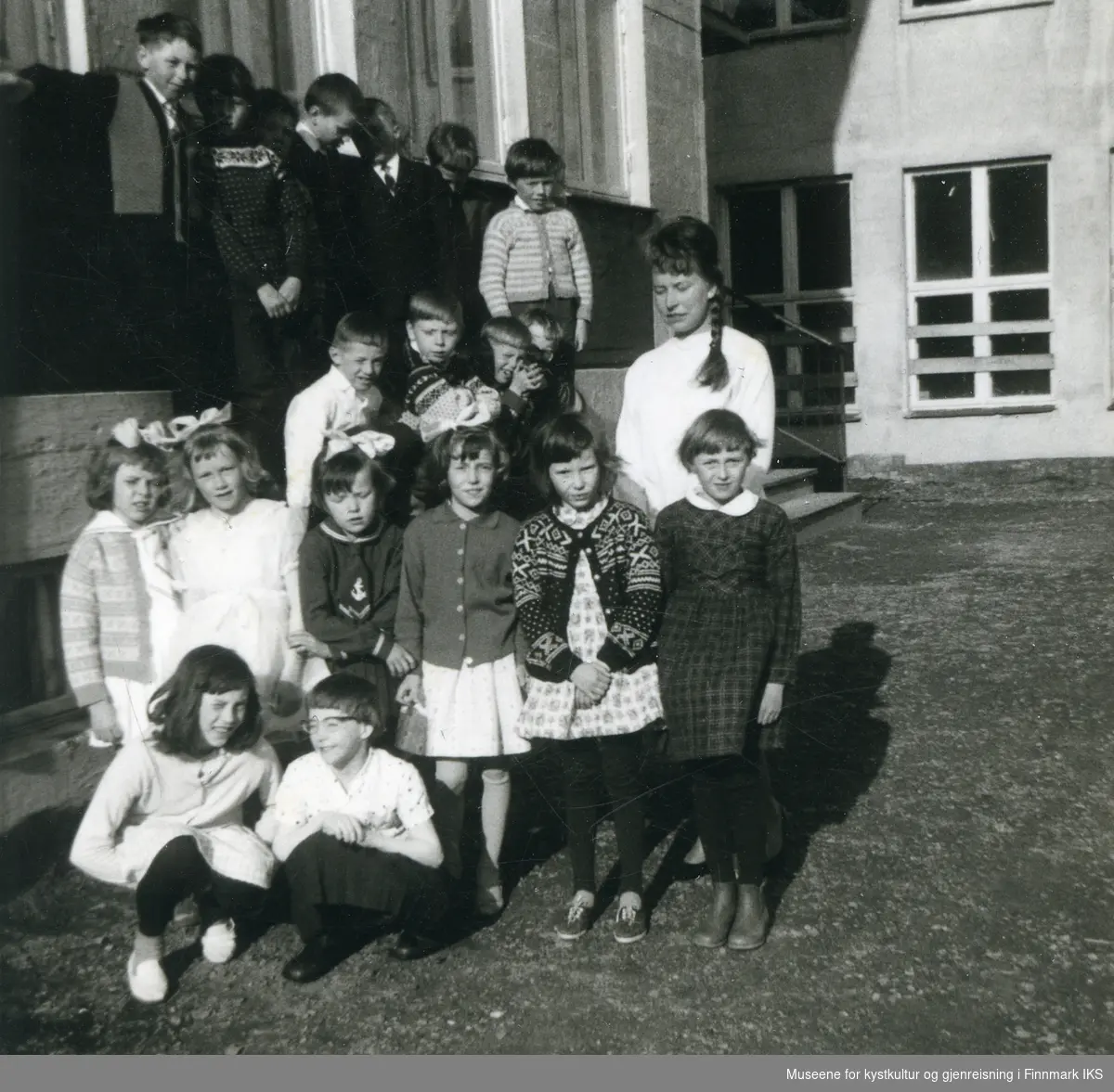 Sarnes. Gruppebilde av elever og en voksen foran Solvang internatet. 1963-1970.