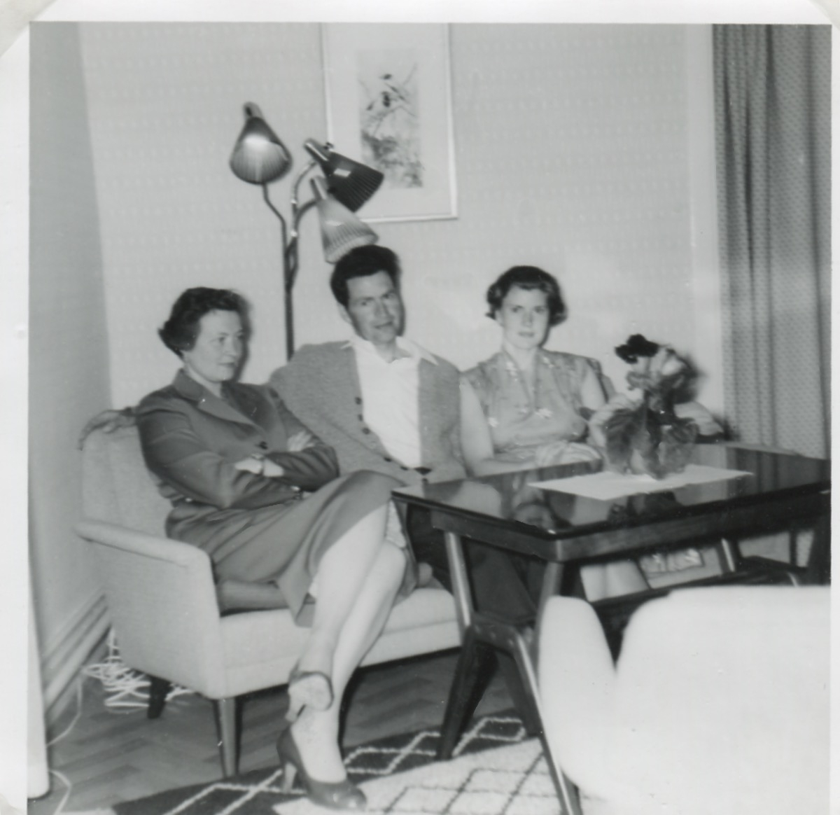 Tre vuxna personer sitter inomhus i en soffa, Backen eller Högen okänt årtal. Från vänster: 1. Okänd kvinna. 2. Karl Gustaf Pettersson. 3. Okänd kvinna.
