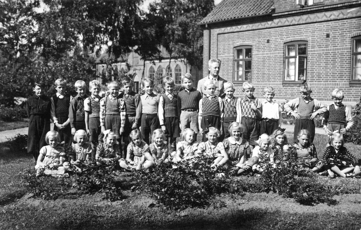 Skolklass i Asmundtorp med lärare Waldemarsson, tidigt 1940-tal.