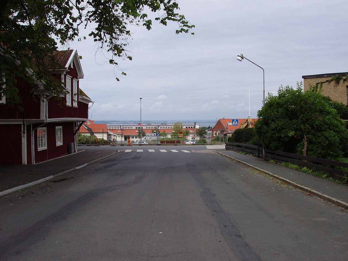 Ribbagårdsgränd västerut mot byggarbetsplats utmed Gärdesvägen i Gränna.