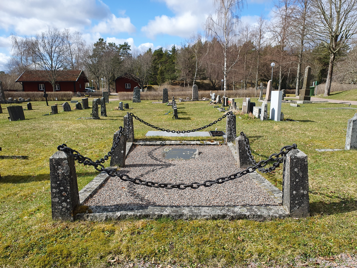 Gravvård, kyrkogården i Öregrund, Uppland 2023