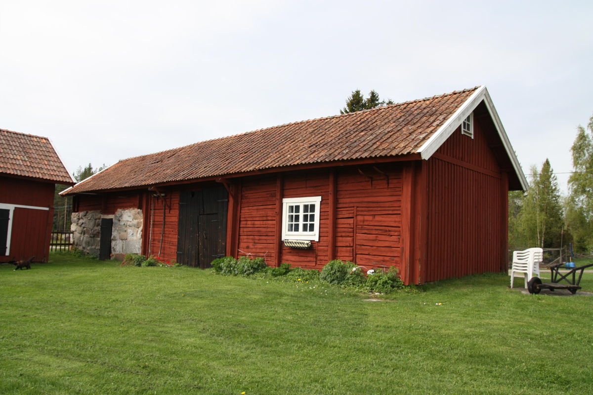 Stall och källarbod, Skållbo, Hållnäs socken, Uppland 2010