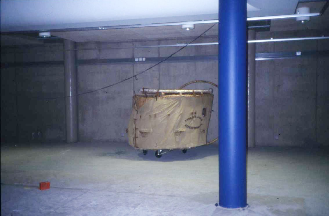 Kopian av Örnens ballongkorg står på nedre våningen i det blivande nya museet i Grenna Kulturgård som är under uppförande. En stolpe har målats i blått.