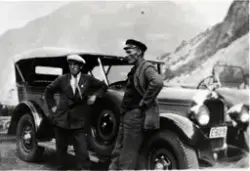Sjåfører ved en 1927 Studebaker rutebil
