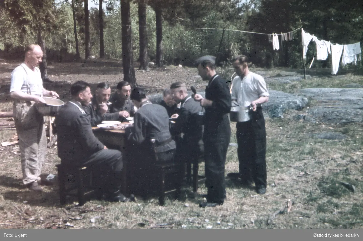 Tyske soldater  spiser utenfor Karlsrud skole i Skiptvet sommeren 1940.