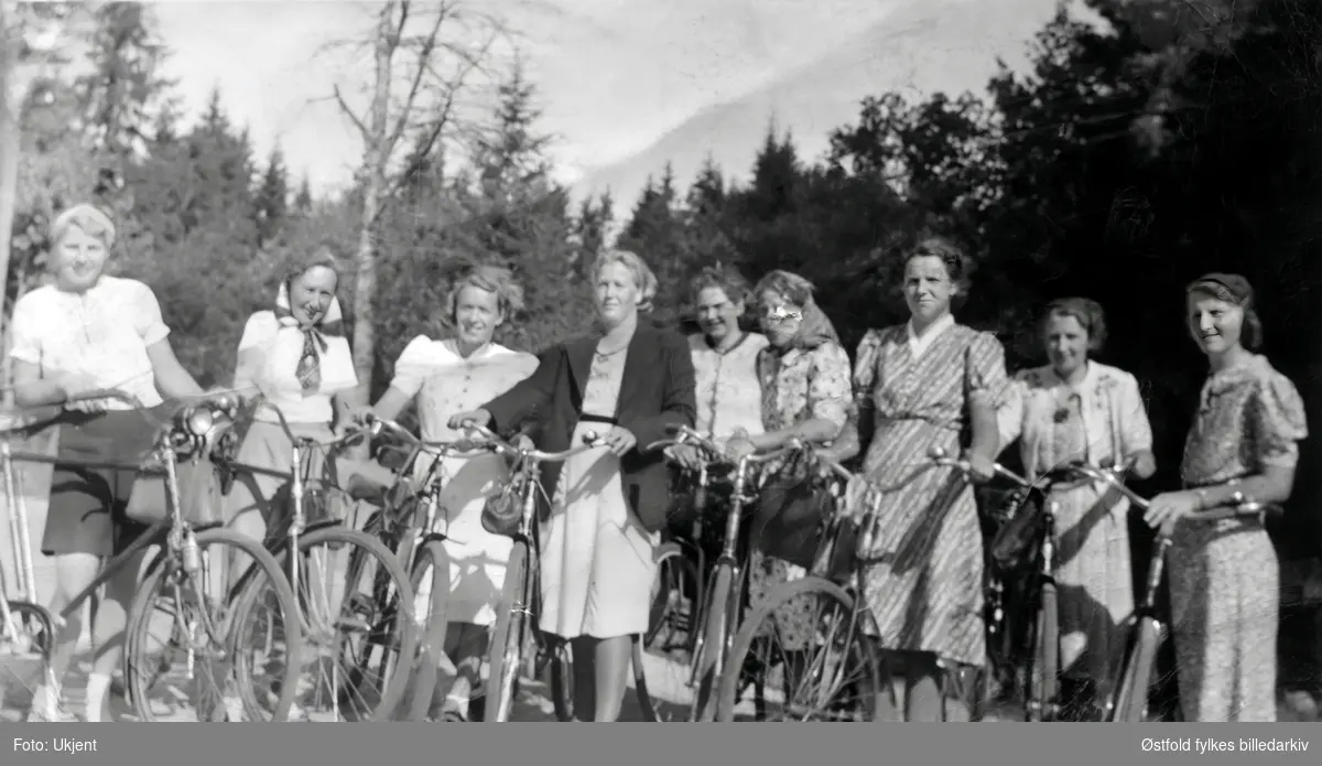 Syklubben Nattergal fra Onsøy er på sykkeltur til Telemark under andre verdenskrig.
Se bilde av syklubbens medlemmer: F.HA.1942-06388. 
Fra venstre (plassering usikker):