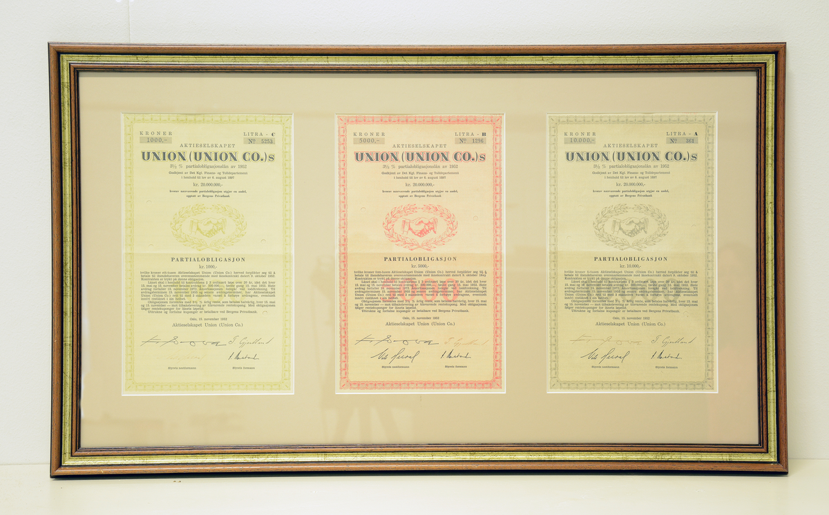 3 dokumenter rammet inn sammen. Partialobligasjoner i aktieselskabet Union co. på kr. 1000,-, 5000,- og 10000,- utstedt i 1952.