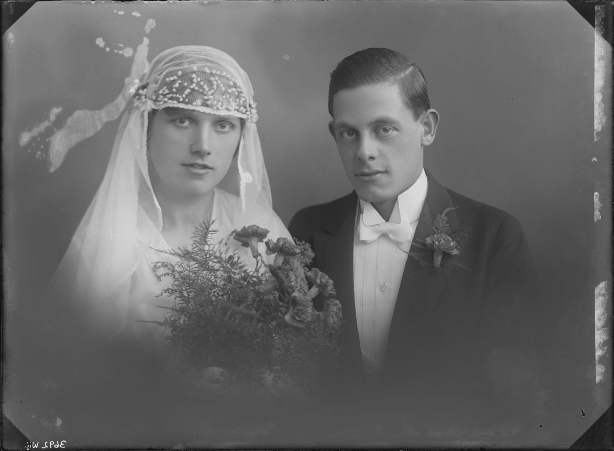 Fotografering beställd av Nils Andersson. Föreställer sannolikt Nils Axel Andersson (1902-1963) och Aina Hulda Emilia Lennholm (1904-1987) som gifte sig den 29 oktober 1927.