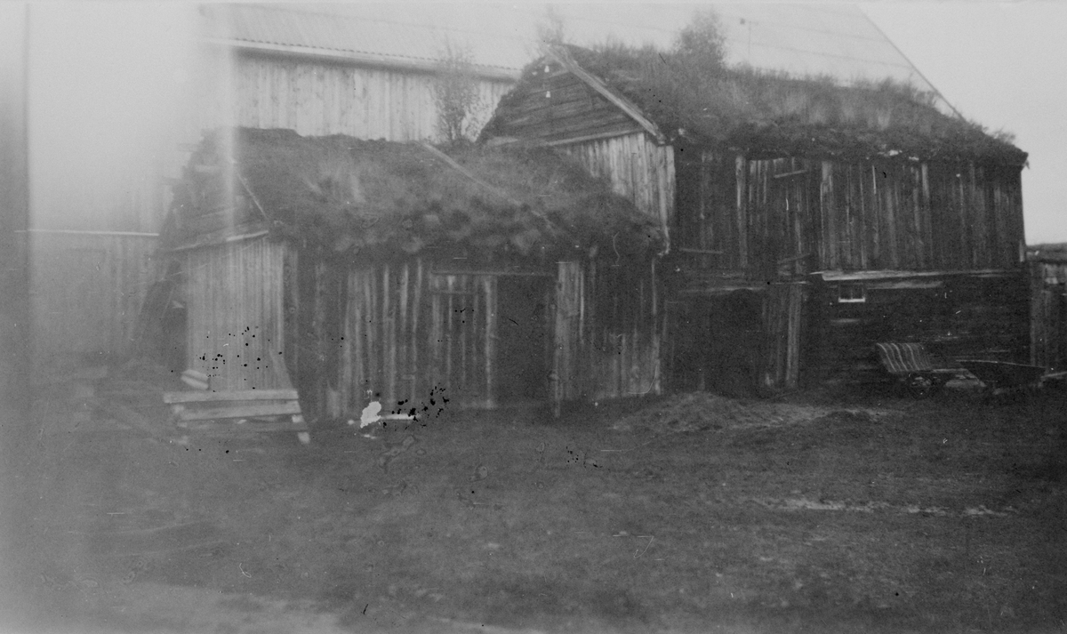 Gårdsplassen med den gamle stallen på gården Trøan, Orvos. Bak skimtes det nye fjøset som sto ferdig og ble tatt i bruk i 1958