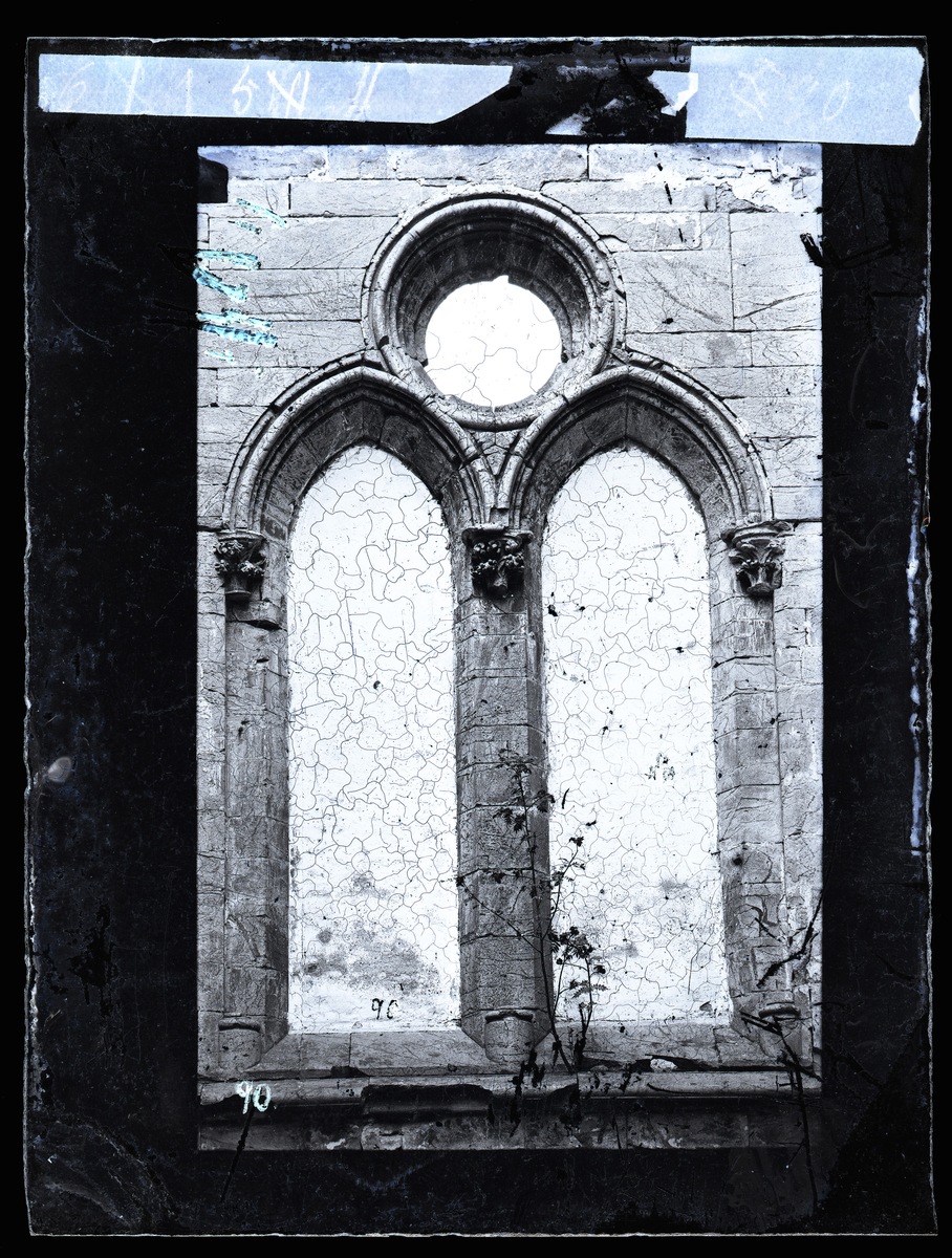 Søndre tårns søndre vindu i Nidarosdomen før restaurering. Stivtløvskapitel med akantus.