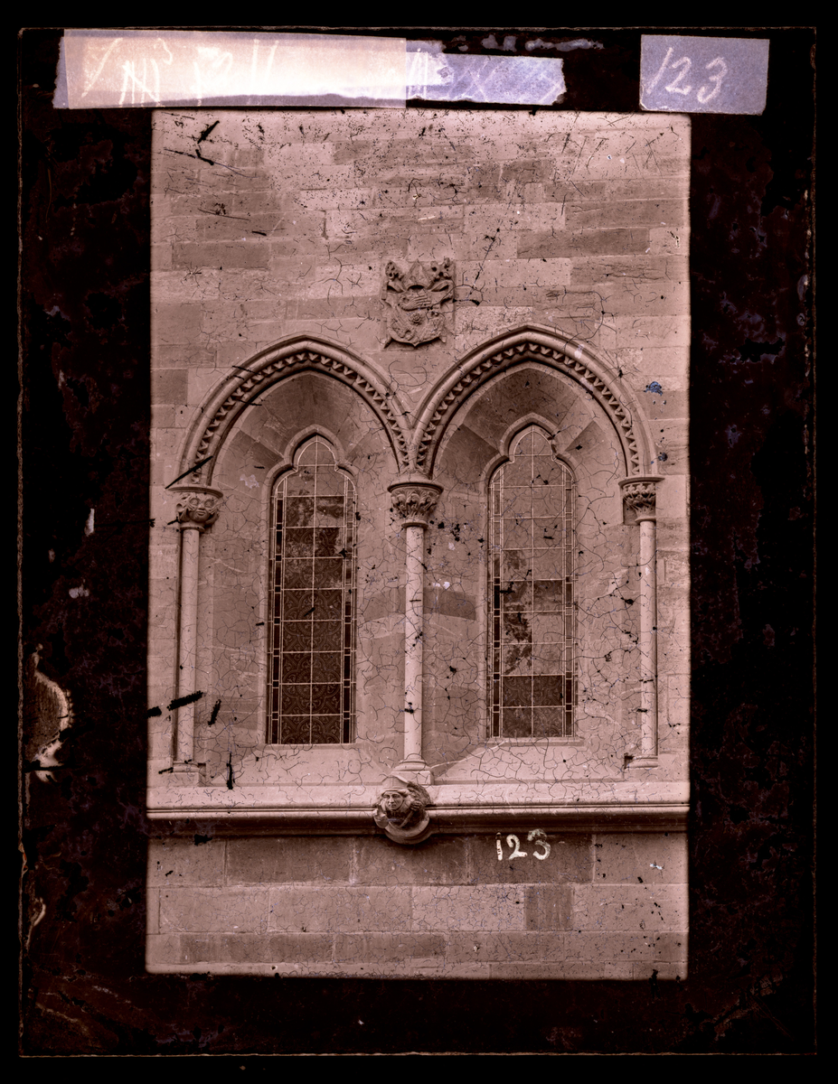 Søndre oktogonkapell etter restaurering (bilde tatt etter 1877). Nye blyglassvinduer, ny skulptur av erkebiskop under vinduene. Våpenskjold tilhørende erkebiskop Walkendorf over vinduene.