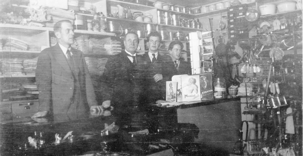 Lindgren & Petterssons lanthandel på Gamla Riksvägen 42, 1940-tal. Fyra kostymklädda herrar står bakom disken. Mannen längst till höger är Pelle Lindgren.
