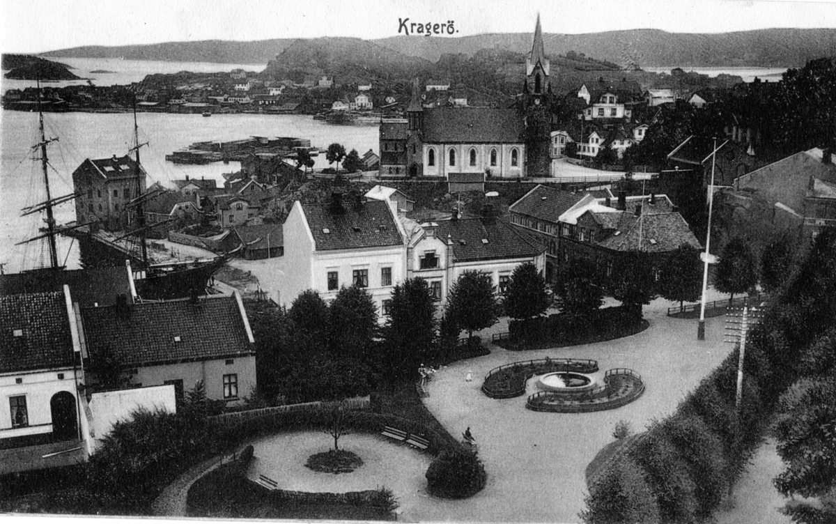 Bebyggelsen ved Biørnsborgparken, Kragerø kirke i bakgrunnen. Trikotasjen og Øya. ca.1900-1910