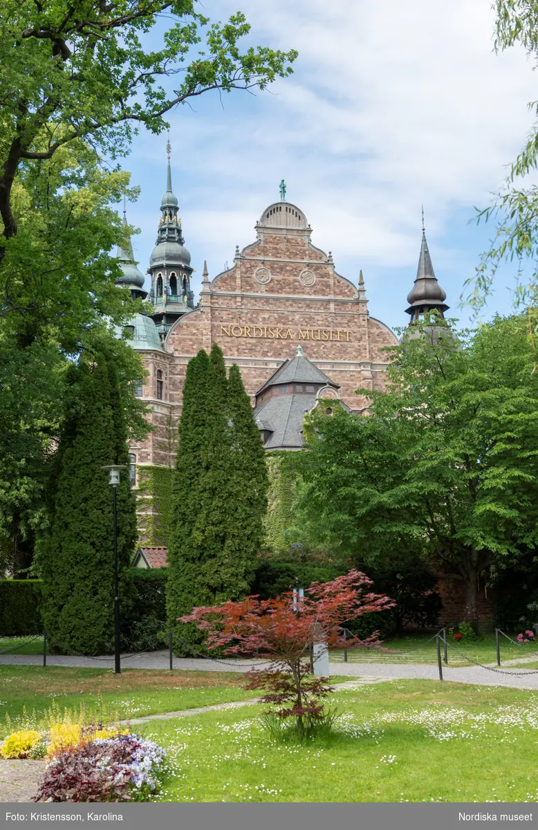 Nordiska museet, exteriörbilder tidig sommar med utblickar i närområdet på Djurgården och även drönarbilder som visar stora delar av Stockholm.