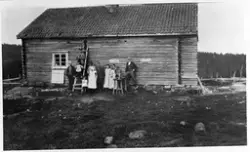 Gruppebilde fra Hommelsjøen på Totenåsen 1924. De voksne per
