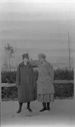To kvinner i helfigur året 1920. Personene er Borghild Johan