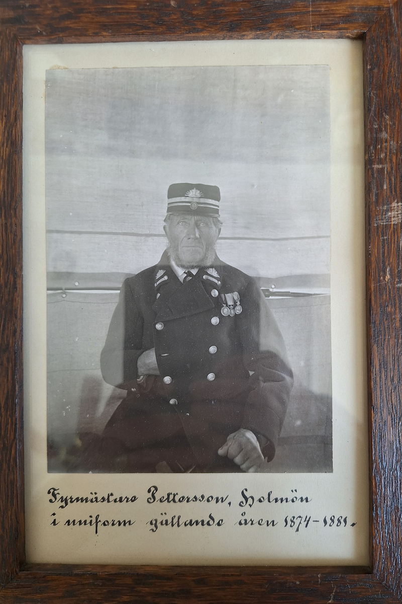 Porträtt, foto av fyrmästare Pettersson i uniform på Holmön.