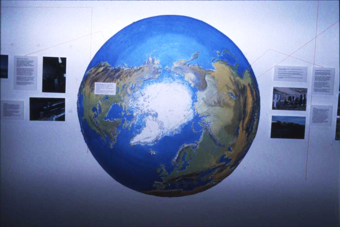 Modell av Arktis samt bilder och texter på väggarna.