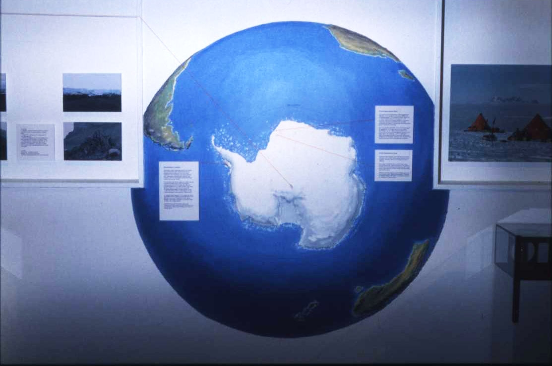 Modell av Antarktis samt bilder och texter på väggarna.