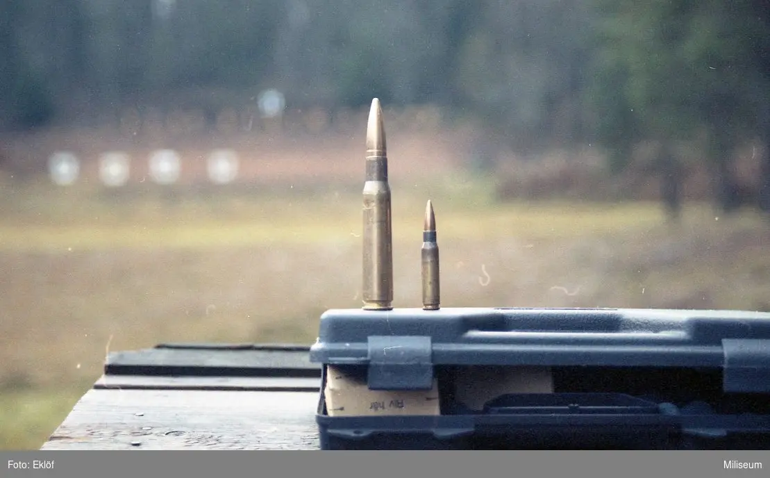 Detaljbild på ammunition 12,7 mm och 5,56 mm.