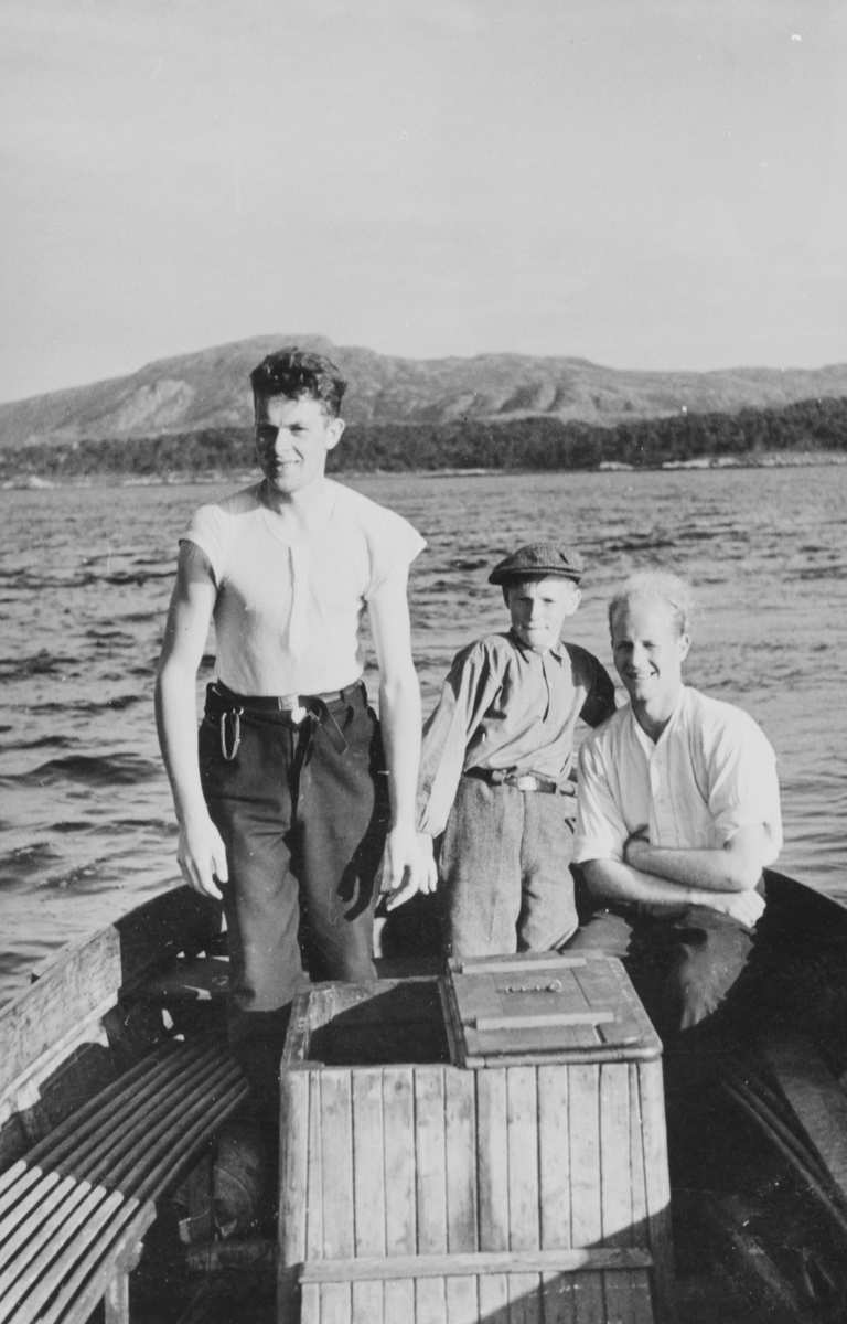 3 menn på båttur i Strømfjorden ved Hestnes Hvalstasjon, Hitra.