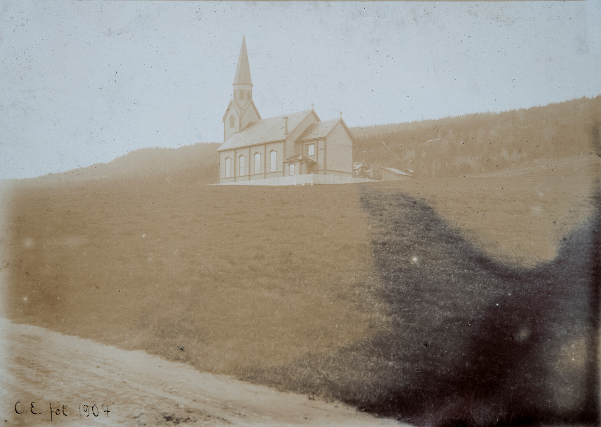 Trøndelag, Holtålen, Haltdalen kirke 21/6, langkirke i tre fra 1881, (fotografen) Nils Christian Erichsen var et par måneder i 1904 konstituert sogneprest i Holtålen.