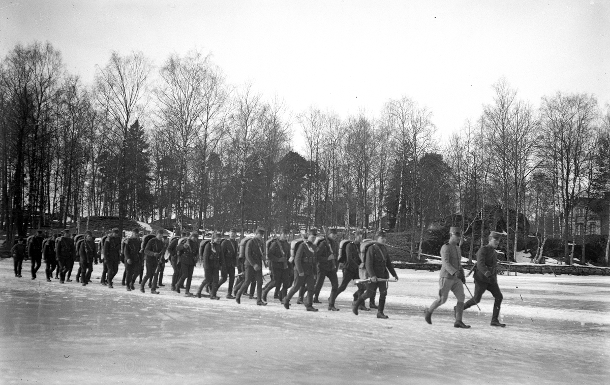 Militärer går över isen