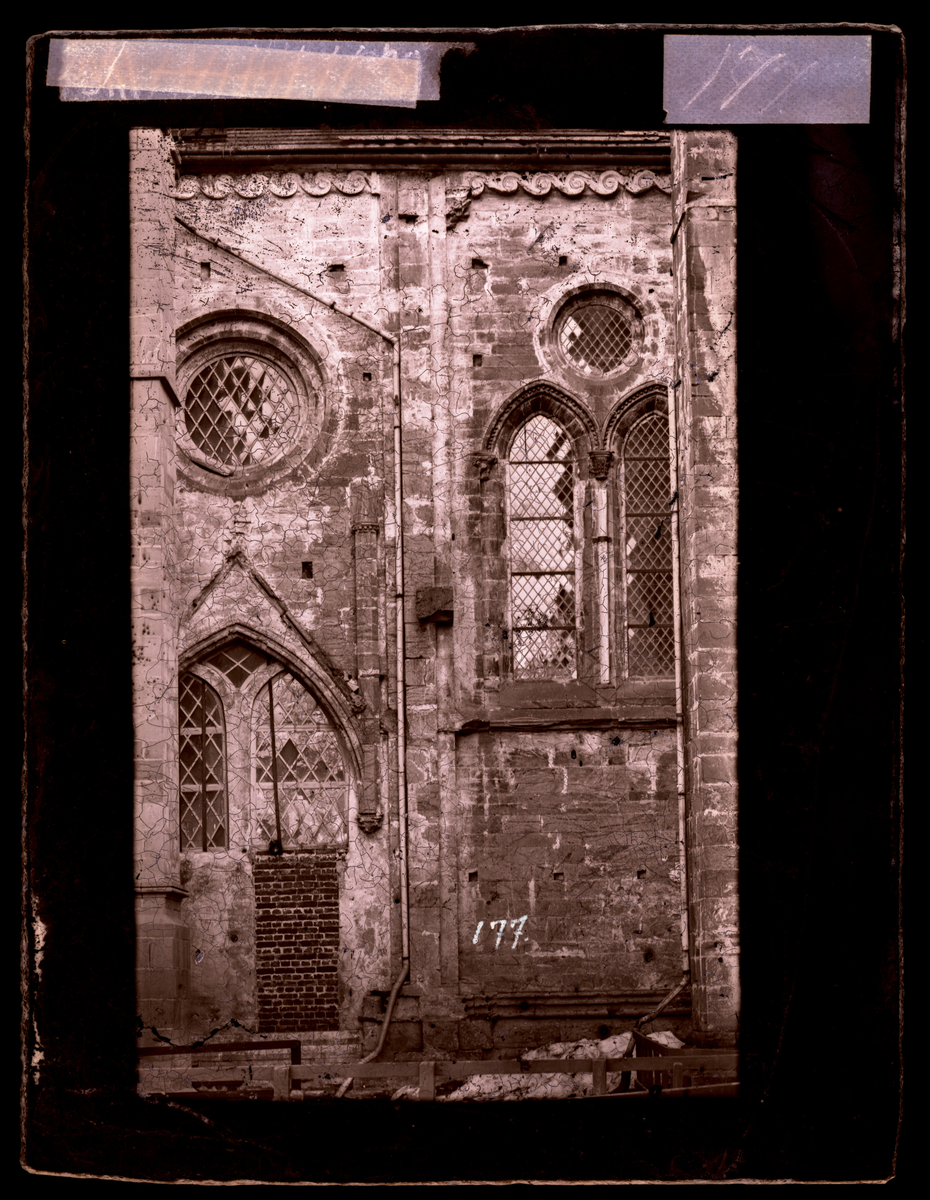 Parti fra korets nordvegg i Nidarosdomen. I venstre hjørne det som i dag er Davidsportalen. Her vises den gjenmurt og med vindu. 
Bildet er tatt før koret ble restaurert, et arbeid som pågikk i perioden 1878-1891.