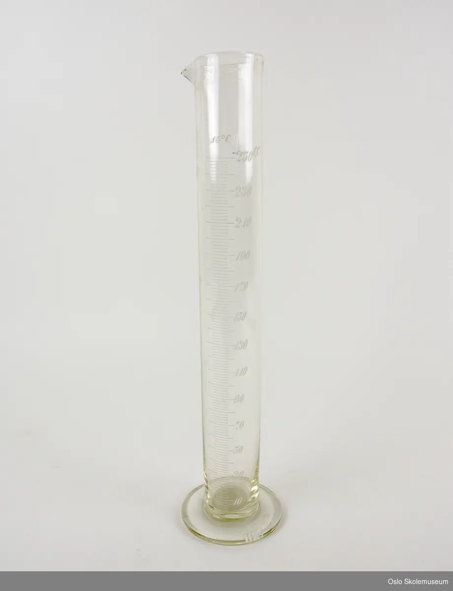 Sylinder i glass med utbrettet kant øverst.
