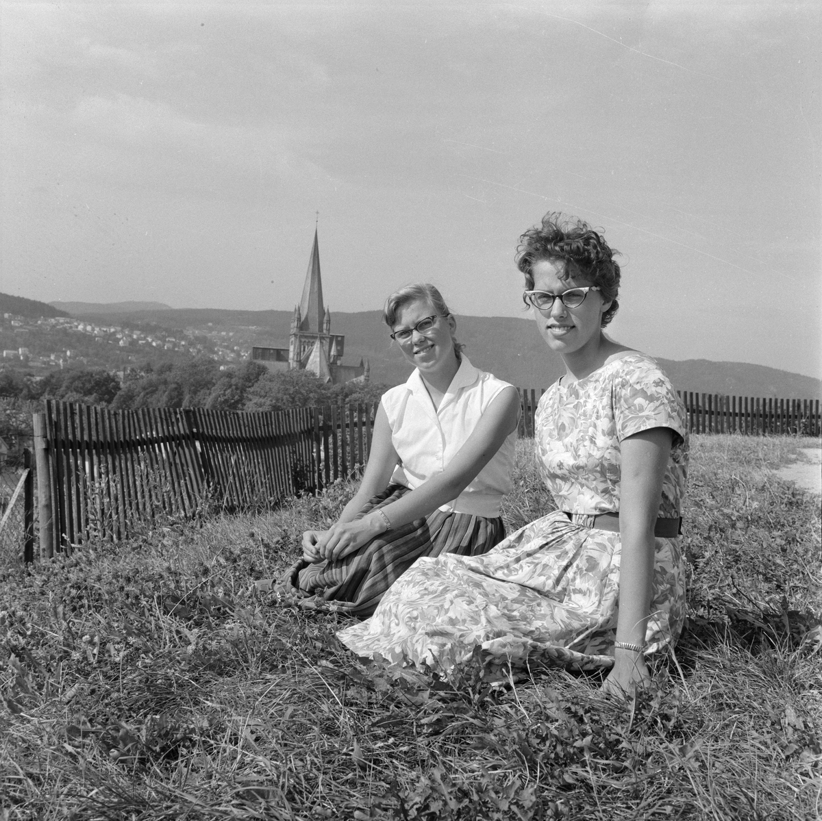 To kvinner med Nidarosdomen i bakgrunnen