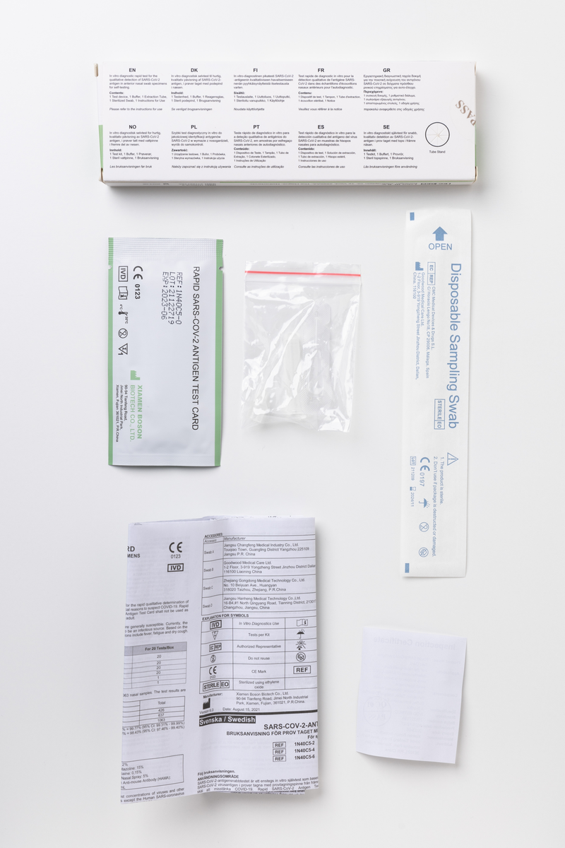 Provtagningskit för test av Covid-19. Pappersförpackning med innehåll. Oanvänd. Tryckt text på förpackningen: "BOSON BIOTECH Rapid SARS-CoV-2 Antigen Test Card", "COVID-19", "CE".

1. Förpackning av papper.
2. Foliepåse till testkassett (förseglingen har öppnats vid registreringen).
3. Testkasesett (testkit) av plast (i förseglad foliepåse vid förvärvet).
4. Extrationslösning, provtagningsvätska (buffert) i förseglad plastbehållare. Placerat i plastpåse med provrör.
5. Extrationsrör (provrör) och lock av plast. Placerat i plastpåse med buffert.
6. Steril topspinne i förseglad förpackning.
7. Bruksanvisning.
8. Inspektionscertifikat av papper.