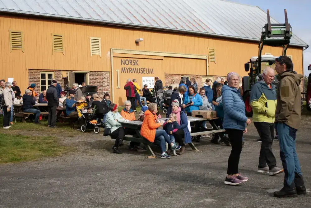 menneskemengde utenfor en stor oransje bygning, på veggen står Norsk myrmuseum.