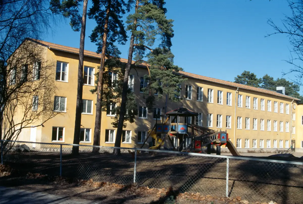Näsby folkskola
Den första skolan i Näsby byggdes 1906. Senare tillkom den som idag kallas ”vita huset” 1926.  
Ytterligare en skolbyggnad invigdes 1944 och i samband med det bygget så revs skolhuset från 1906.
Skolan fortfarande i bruk och heter idag Ytterbyskolan ::