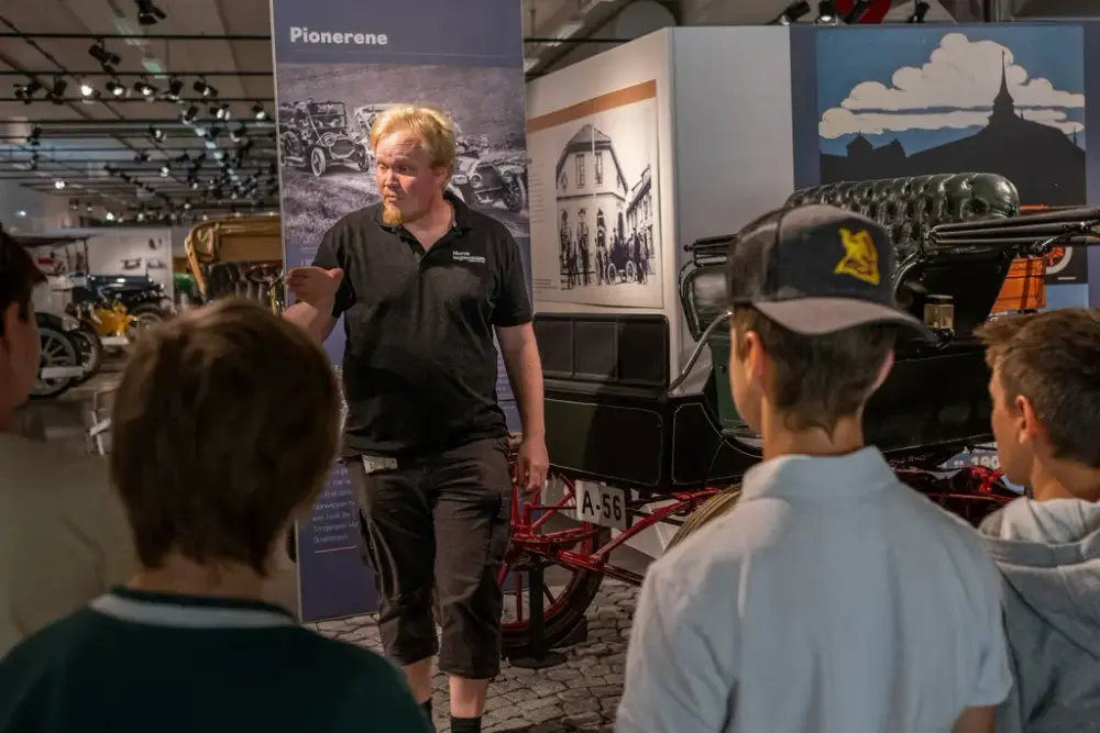 Bildet viser en omvisning på Norsk kjøretøyhistorisk museum