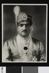 Maharajah Hari Sing av Kashmir satte seg til vepnet motstand